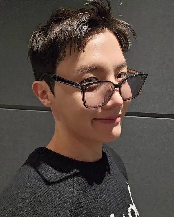 J-hope ảnh dìm có một cậu bé đeo kính và áo len màu đen
