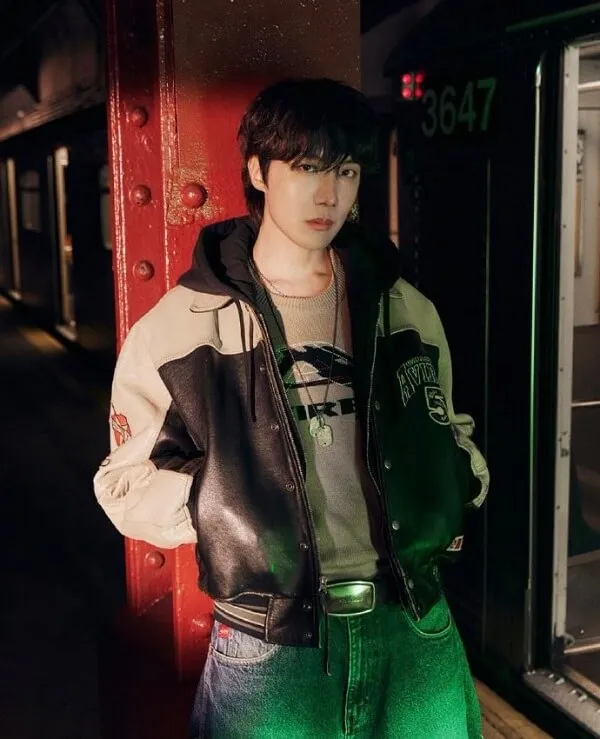 Ảnh j-hope cute có một người đàn ông đang đứng trước chuyến tàu