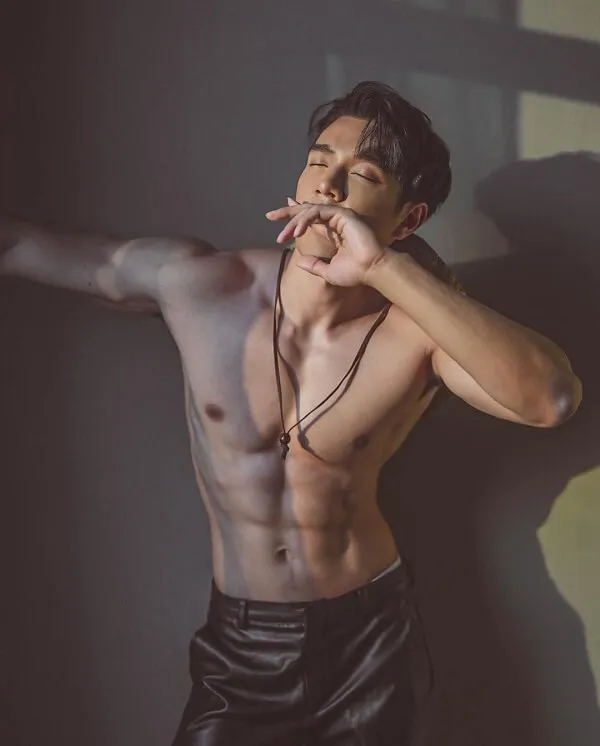 Hình ảnh hot boy đẹp trai có một chàng trẻ không áo đứng trước tường