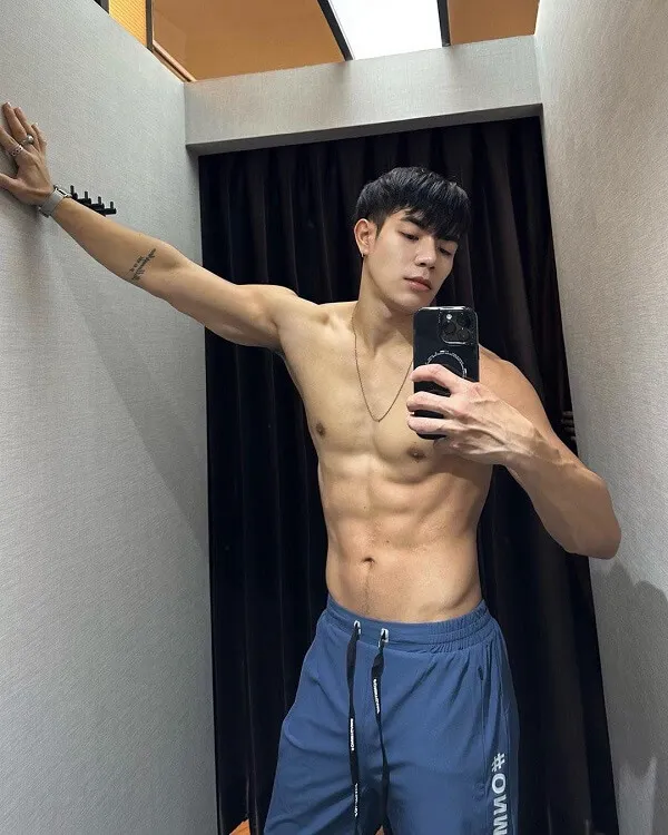 Ảnh hot boy múi có một chàng trai trẻ không mặc áo selfie trong gương