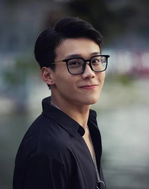 Hình ảnh hot boy đẹp trai có một chàng trẻ đeo kính và áo sơ mi đen