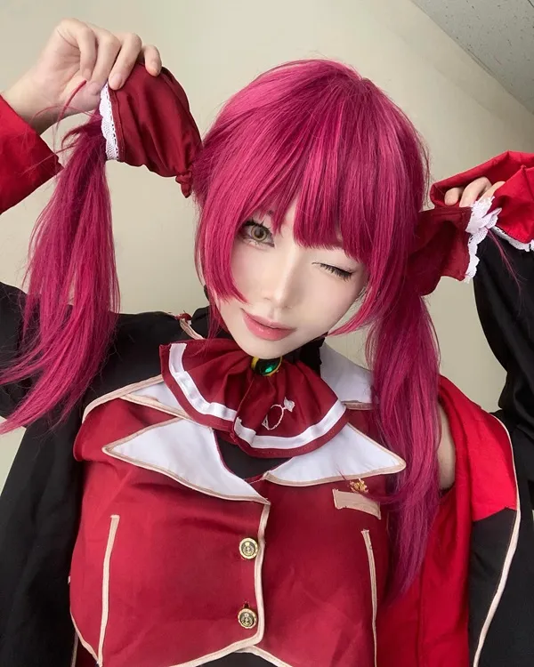 Ảnh houshou marine hentai có một người phụ nữ mái tóc dài màu hồng mặc trang phục đỏ và đen