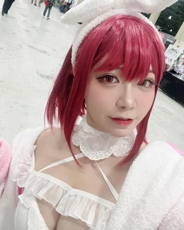 Ảnh houshou marine hentai có một người phụ nữ mái tóc đỏ đeo tai thỏ và chiếc váy trắng