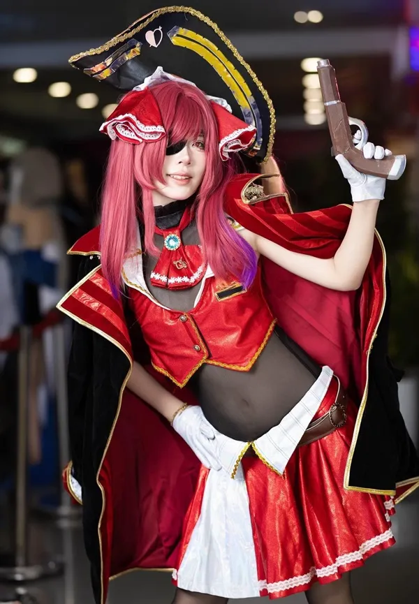 Ảnh houshou marine hentai cosplay anime nhật bản mặc trang phục màu đỏ và đen cầm dao