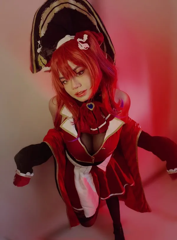 Houshou marine hentai người phụ nữ tóc đỏ trong trang phục cướp biển đặt ra cho một bức tranh