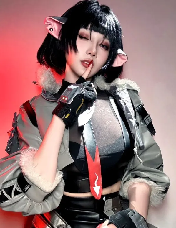 Ảnh cosplay jane doe có một người phụ nữ đang tạo ra con dao trong tay