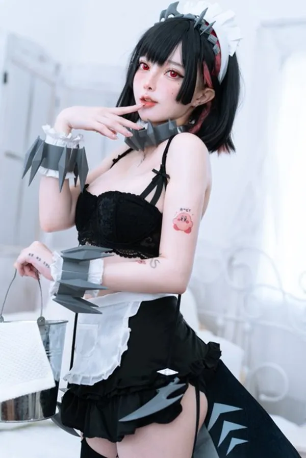 Ảnh cosplay jane doe có một người phụ nữ trong corset tạo dáng cho bức tranh