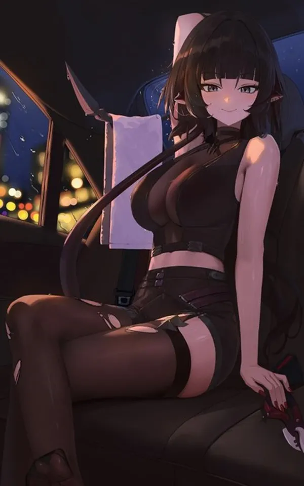 Ảnh cosplay jane doe nhân vật nữ anime ngồi ghế sau của một chiếc tô vào ban đêm