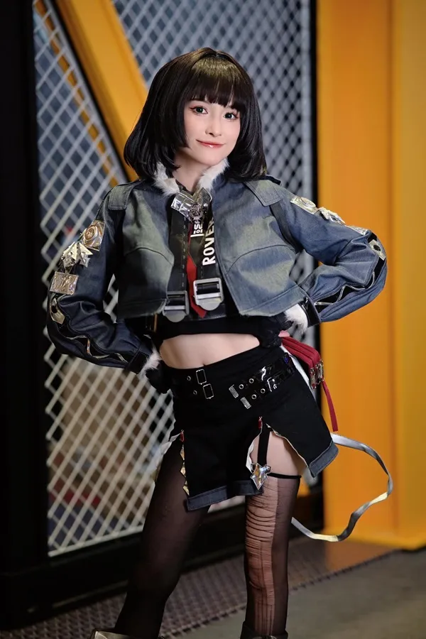 Ảnh jane doe sexy cosplay anime trong bộ trang phục màu đen tạo dáng cho một bức
