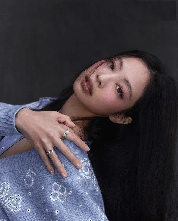 Ảnh jennie cute có một người phụ nữ mái tóc đen dài tạo dáng cho bức tranh