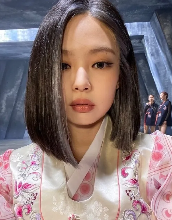 Ảnh jennie có một người phụ nữ đang chụp tự sướng với điện thoại di động của mình