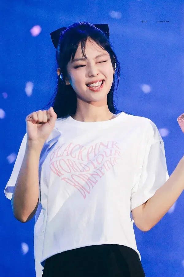 Ảnh jennie có một người phụ nữ đang đứng lên với đôi tay trong không khí