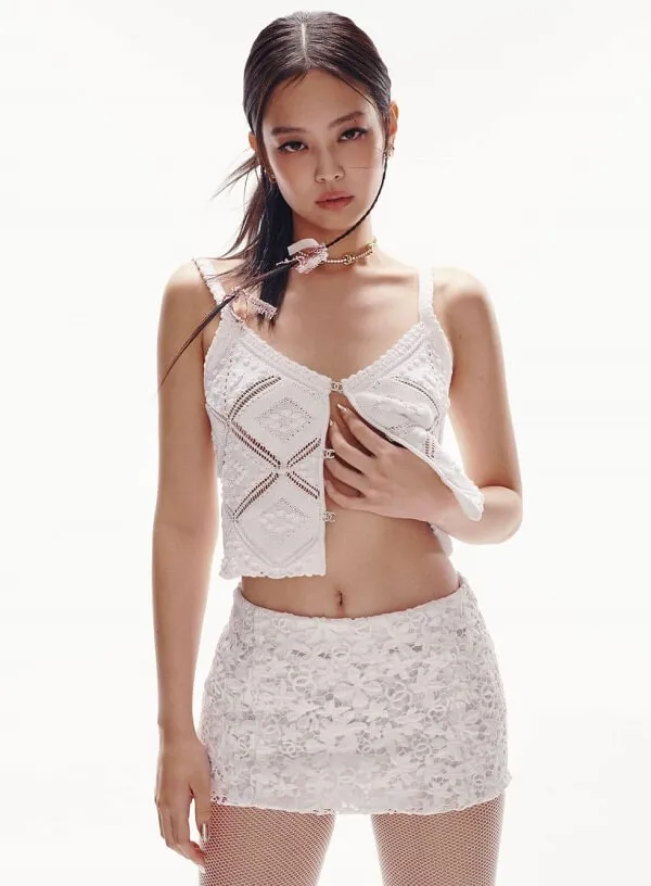 Ảnh jennie có một người phụ nữ đang tạo dáng cho bức tranh trong bộ trang phục màu trắng