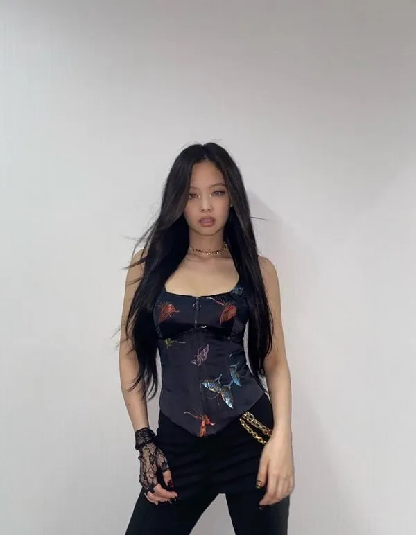 Ảnh jennie có một người phụ nữ mái tóc đen dài tạo dáng cho bức tranh