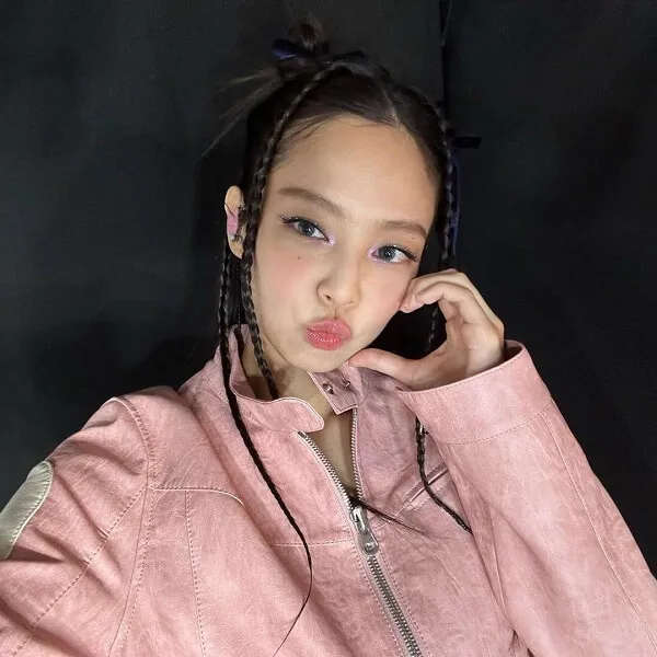 Ảnh jennie có một người phụ nữ nói chuyện trên điện thoại di động trong khi mặc áo khoác màu hồng