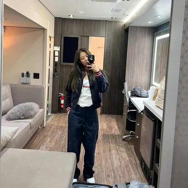 Ảnh jennie cute có một người phụ nữ chụp tự sướng trong phòng khách sạn