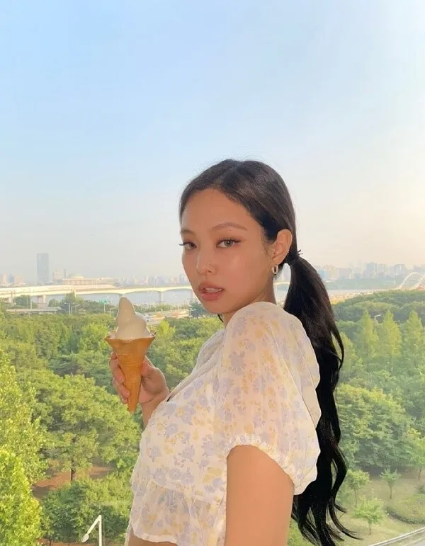 Ảnh jennie dễ thương có một người phụ nữ đang cầm loại kem trong tay