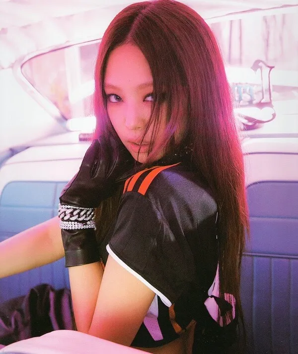Ảnh jennie đẹp có một người phụ nữ ngồi trong xe với chiếc máy tính xách tay trên đùi