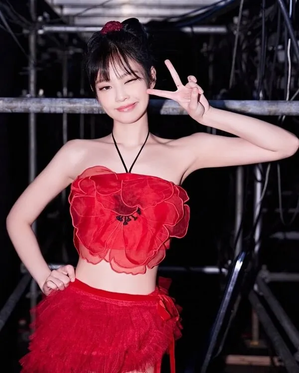 Ảnh jennie hình của một người phụ nữ mặc váy đỏ tạo dáng cho bức tranh