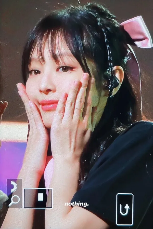 Ảnh jennie ngầu có một người phụ nữ đang giơ tay lên mặt
