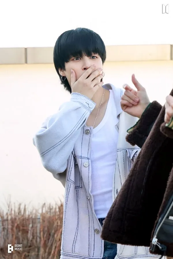 Ảnh jimin bts đây là hình của một người phụ nữ nói chuyện trên điện thoại di động mình