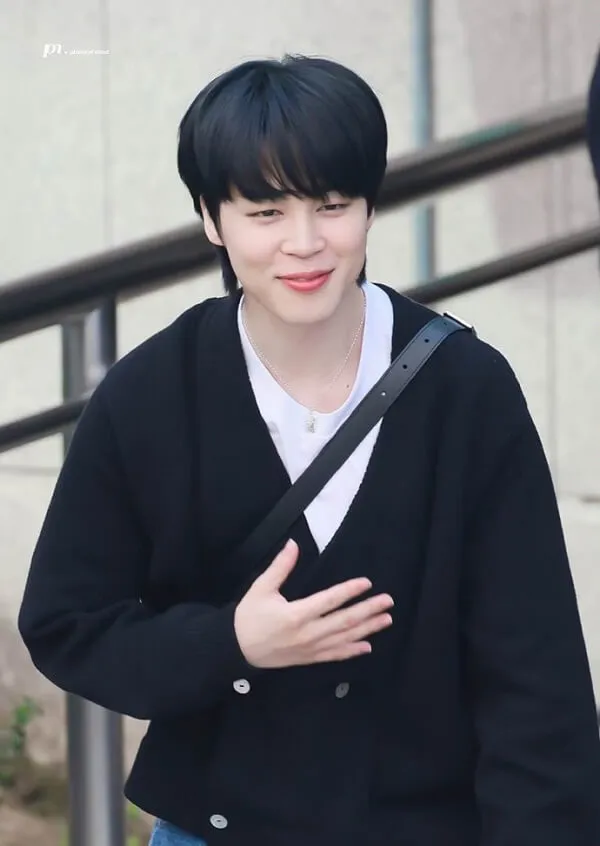 Ảnh jimin có một người đàn ông đang đi xuống cầu thang với cái túi