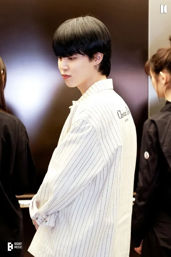 Ảnh jimin có một người đàn ông đang đứng trước gương