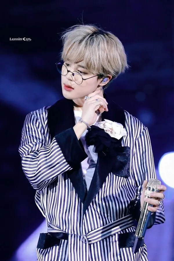 Ảnh jimin có một người đàn ông trong bộ đồ và kính cầm micro