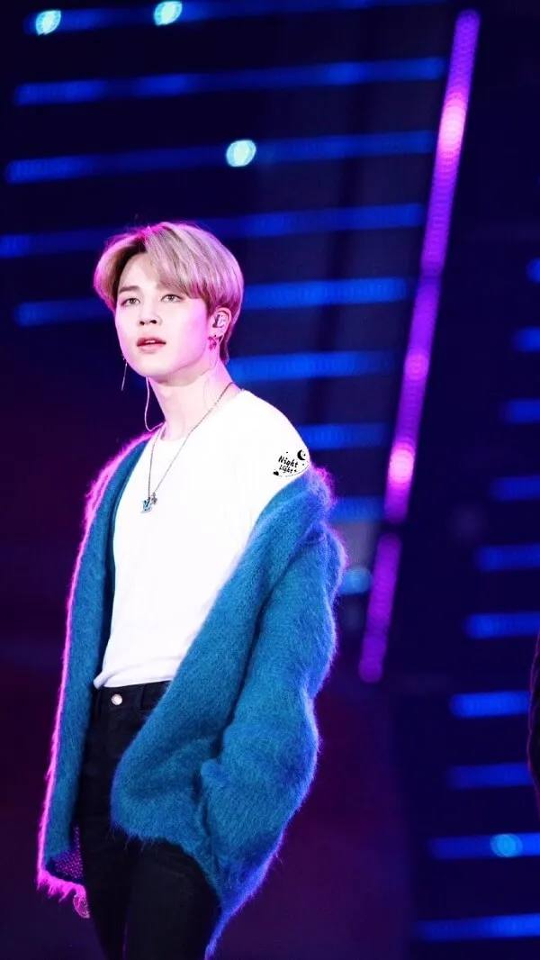 Ảnh jimin cute có một người đàn ông mặc áo sơ mi trắng và len màu xanh