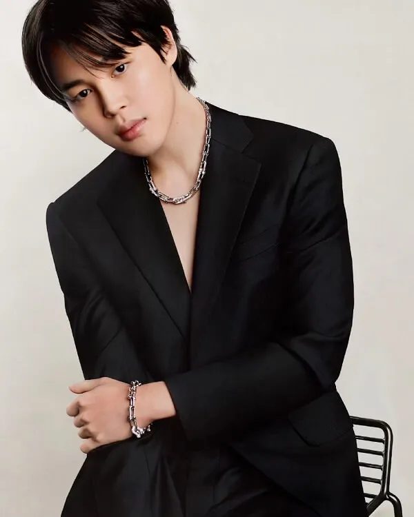 Ảnh jimin dễ thương hình của một người đàn ông trong bộ đồ ngồi trên ghế với hai tay hông
