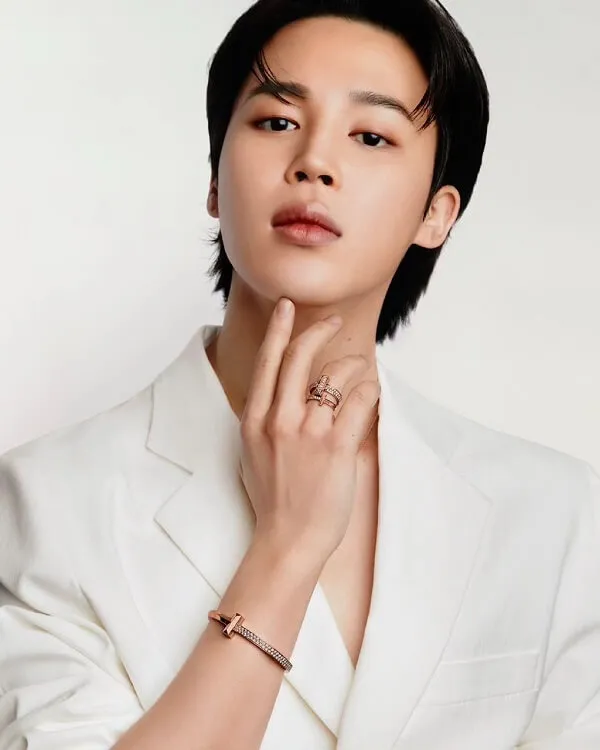 Ảnh jimin đời thường có một người đàn ông mặc bộ đồ màu trắng với chiếc nhẫn trên ngón tay