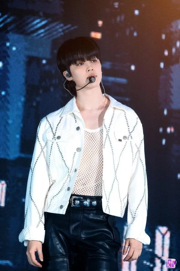 Ảnh jimin đời thường đây là hình của một người đàn ông mặc áo sơ mi trắng và quần đen