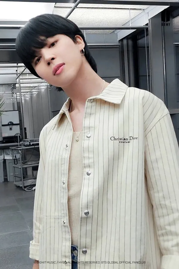 Ảnh jimin bts có một người phụ nữ mặc áo sơ mi trắng và quần jean tạo dáng cho bức tranh