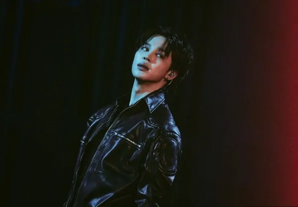 Ảnh jimin bts một hình của người đàn ông đứng trước đèn đỏ