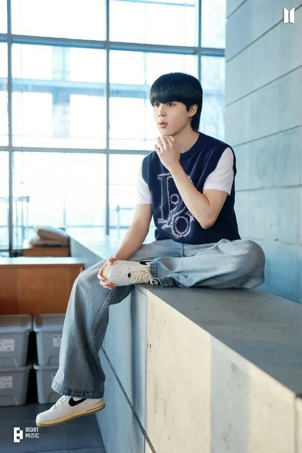 Ảnh jimin có một người đàn ông đang ngồi trên gờ đá