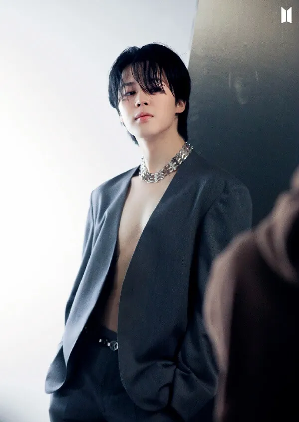 Ảnh jimin có một người đàn ông đứng trước gương mặc bộ đồ
