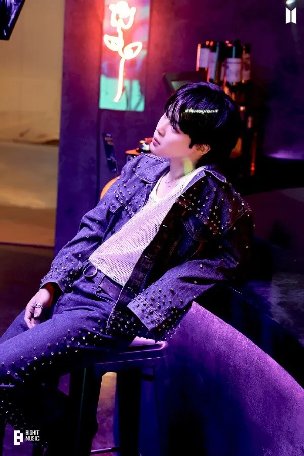 Ảnh jimin ngầu có một người đàn ông đang ngồi trên chiếc ghế đẩu trong quán bar