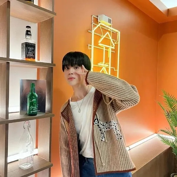 Ảnh jimin dễ thương có một người phụ nữ đang đứng trước kệ