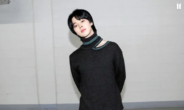 Ảnh jimin dễ thương có một người phụ nữ đứng trong phòng với ván trượt