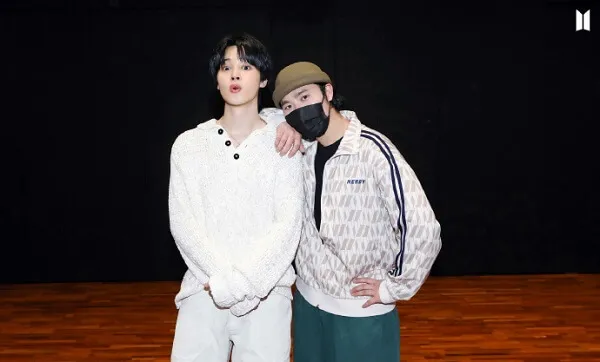 Ảnh jimin có hai thanh niên đứng cạnh nhau trên sân khấu