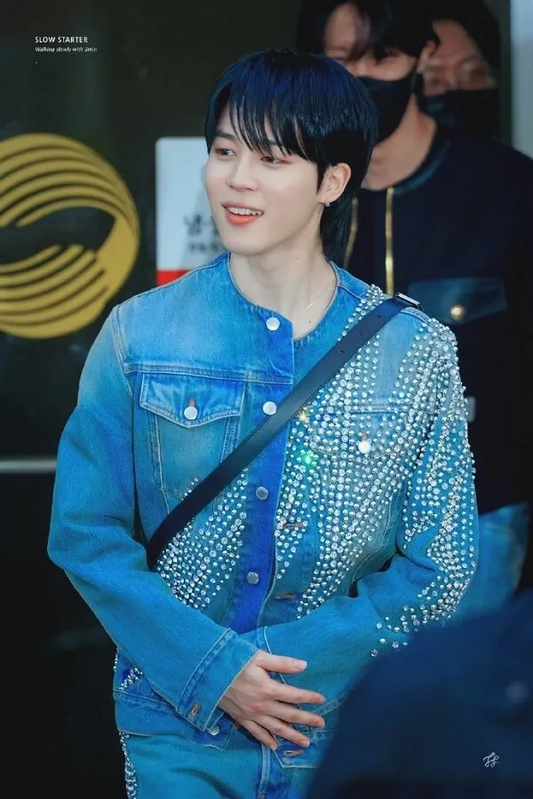 Ảnh jimin cute có một người đàn ông mặc áo khoác denim màu xanh và quần jean