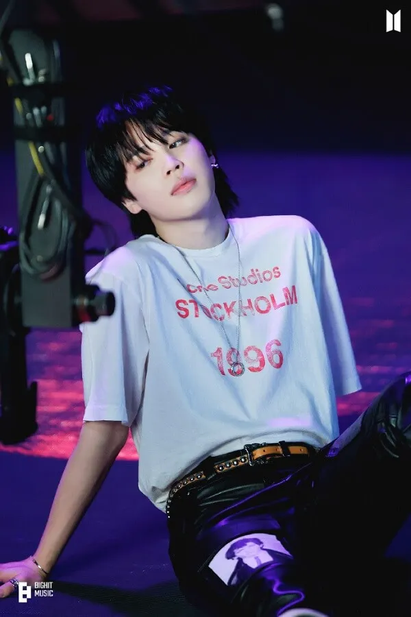 Ảnh jimin ngầu đây là hình của một người đàn ông mặc áo sơ mi trắng và quần đen