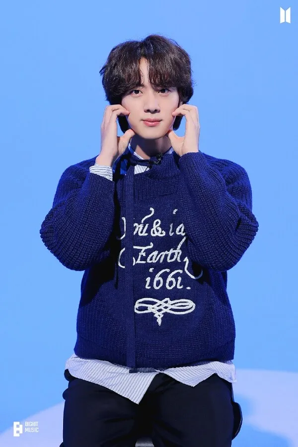 Ảnh jin bts cậu bé hàn quốc mặc áo len màu xanh nói chuyện trên điện thoại di động