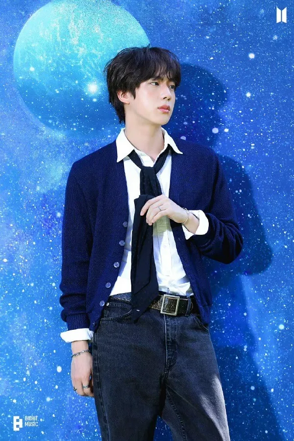 Ảnh jin bts có một người đàn ông đứng trước bức tường đeo cà vạt