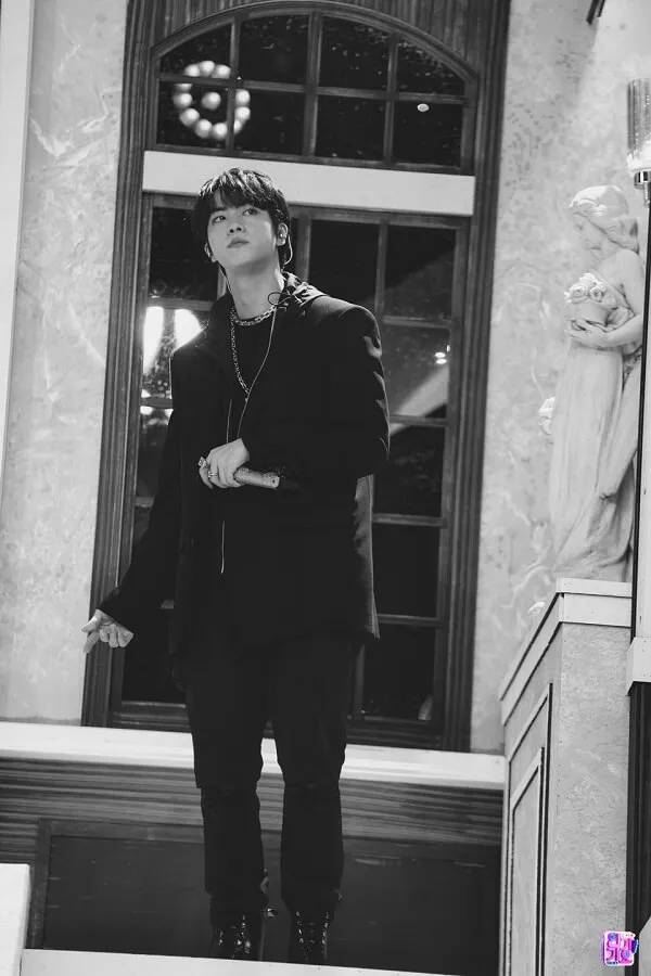 Ảnh jin bts đây là một bức đen trắng của người đàn ông đang đứng trên số bước