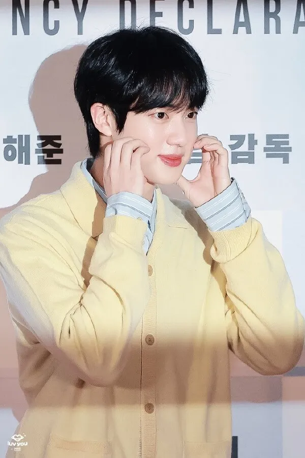 Hình ảnh jin bts có một người đàn ông đang nói chuyện trên điện thoại di động