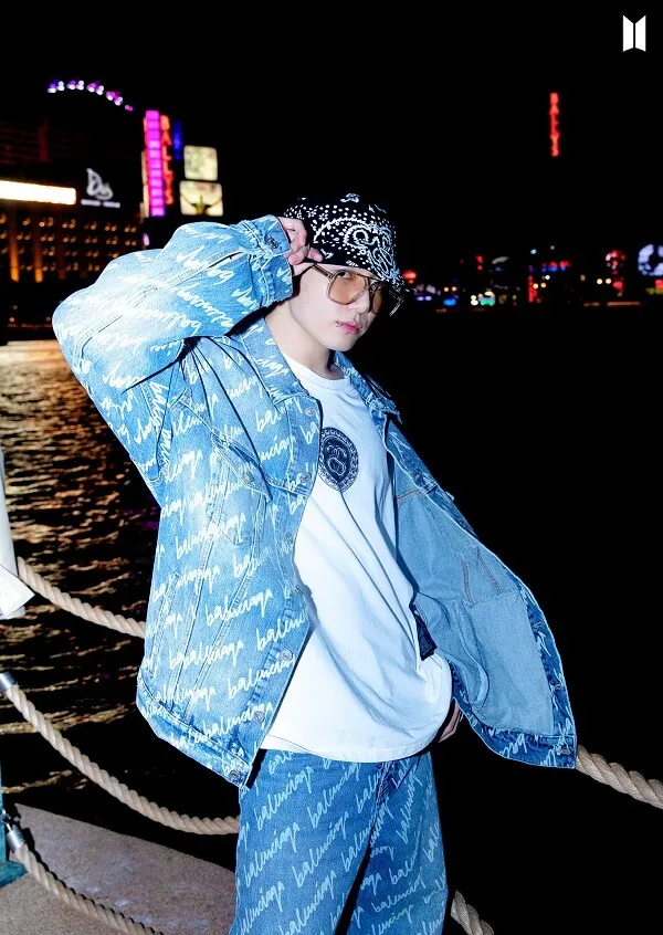 Ảnh jungkook có một người đàn ông đang đứng cạnh vùng nước