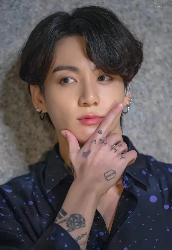 Ảnh jungkook có một người phụ nữ hình xăm trên tay tạo dáng