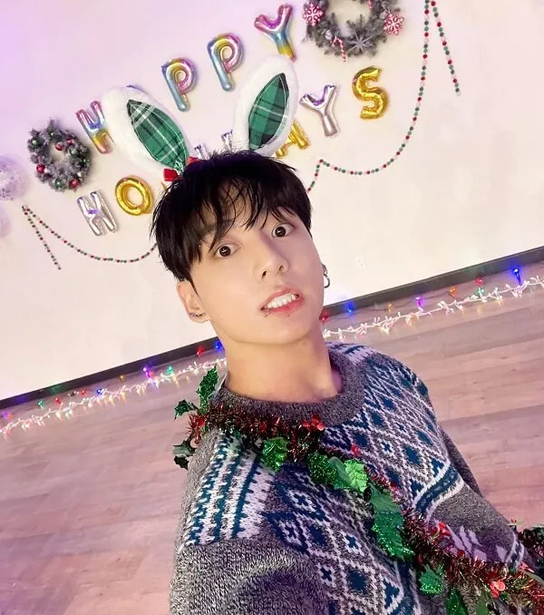 Ảnh jungkook ngầu có một người đàn ông đang đứng trước dấu hiệu giáng sinh