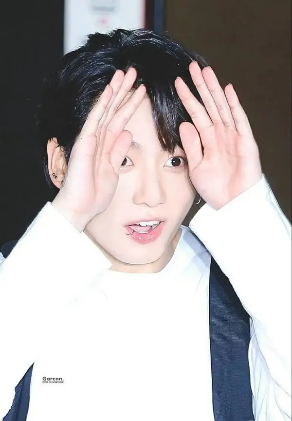 Ảnh jungkook cute có một người đàn ông đang giơ tay lên đầu